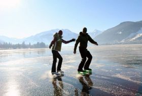Eislaufen auf dem Zeller See in Salzburg