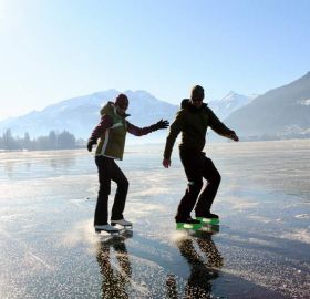 Eislaufen auf dem Zeller See in Salzburg